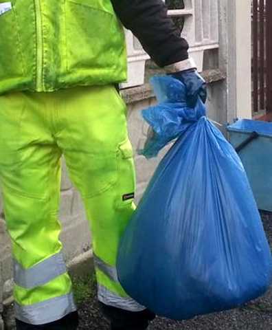 Raccolta rifiuti porta a porta per persone in quarantena da Covid-19
